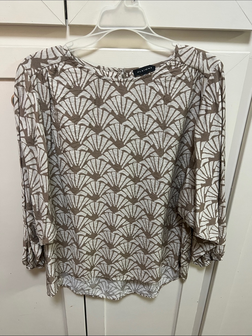 Pleione Taupe & White Fan-Print‎ Scoop Neck Blouse Size Large